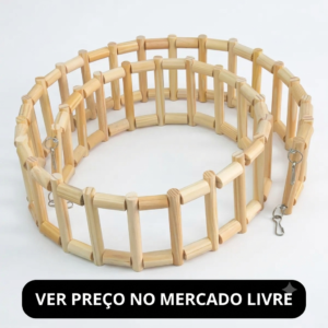 escada para viveiro de calopsita Escada em espiral feita de madeira natural para calopsitas e pequenos pássaros com ganchos de metal para pendurar na gaiola, sobre um fundo branco.
